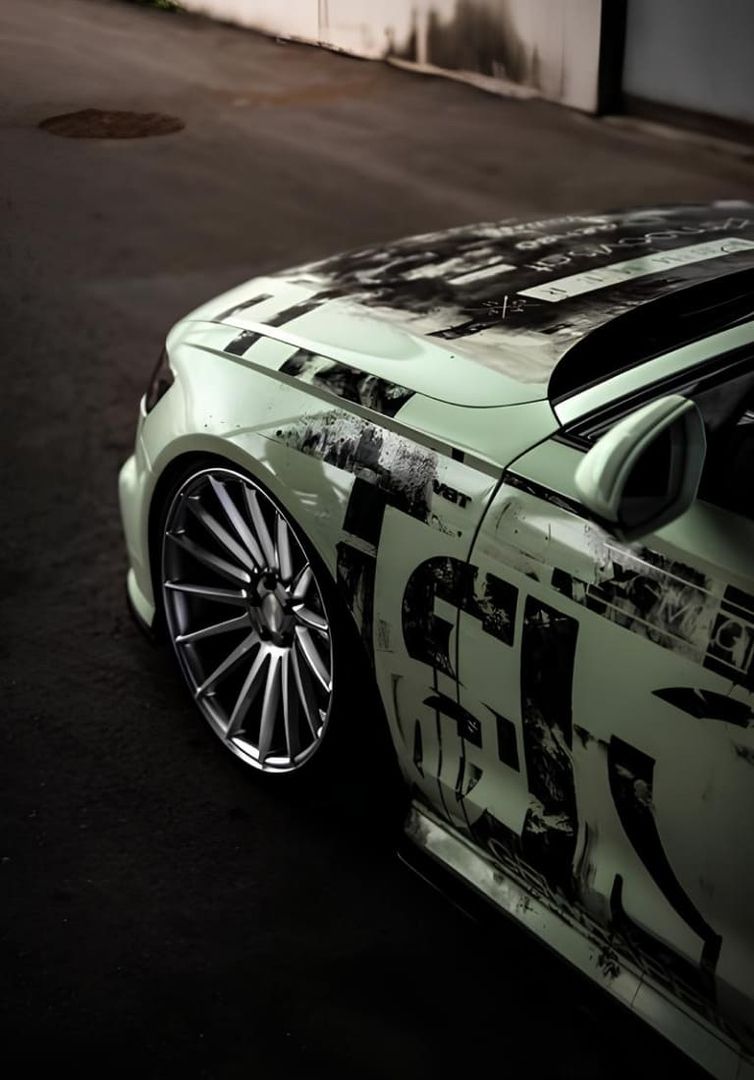 Front eines Autos mit grün-schwarzer Folierung